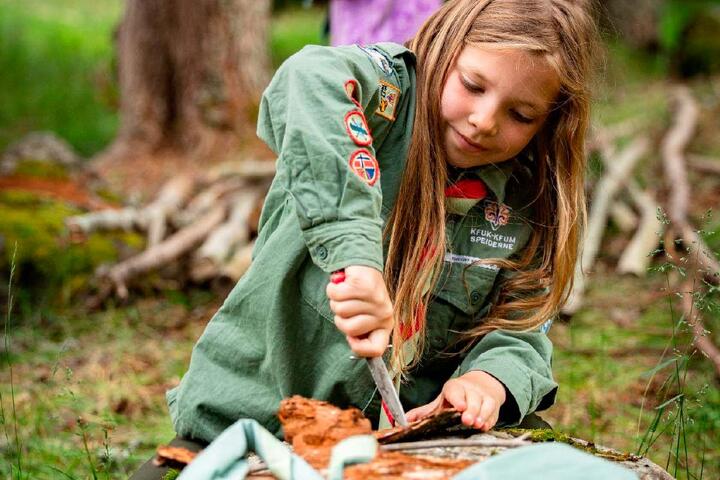 Vi bruker speiderskjerf og speiderskjorte for å vise vår tilhørighet til speiderbevegelsen. Her kan du lese mer om skjerfet, skjorta og plassering av merker.